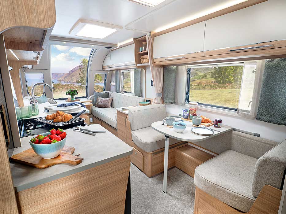 Side Dinette, Kitchen & Lounge